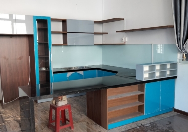 BÀN BẾP ỐP ĐÁ VÀ KÍNH ÂM TƯỜNG