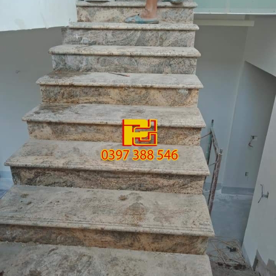 CẦU THANG LÓT ĐÁ HOA CƯƠNG