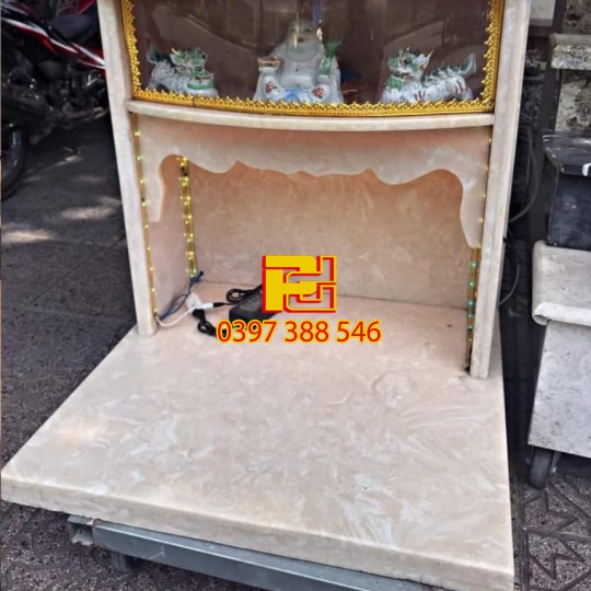 Bàn thờ ông địa ốp đá màu beige