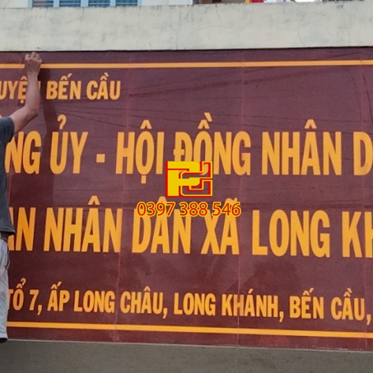 THI CÔNG BẢNG HIỆU UBND HUYỆN BẾN CẦU