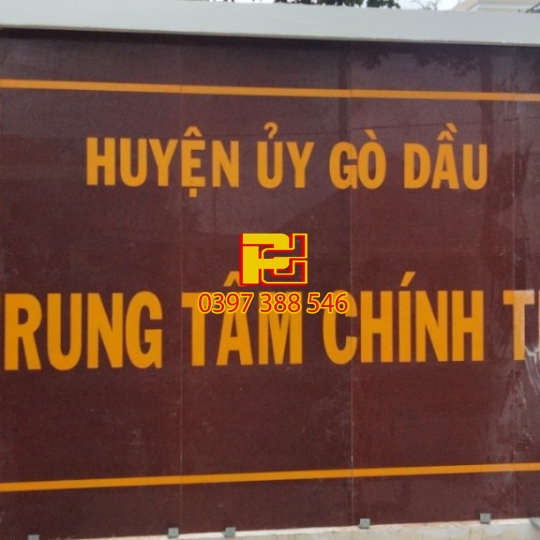 THI CÔNG BẢNG HIỆU UBND HUYỆN BẾN CẦU